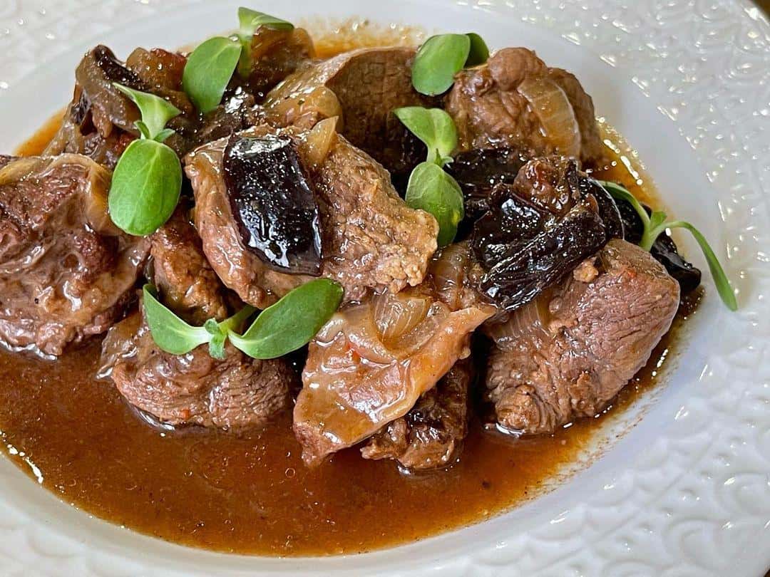 Такої смакоти я ще не їла: показую, як я готує соковите, ніжне і неймовірно смачне м'ясо з чорносливом