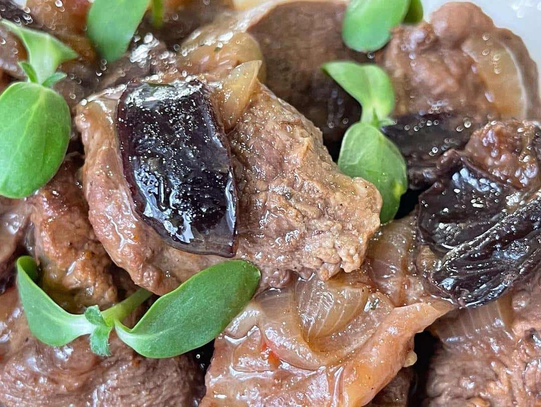 Такої смакоти я ще не їла: показую, як я готує соковите, ніжне і неймовірно смачне м'ясо з чорносливом
