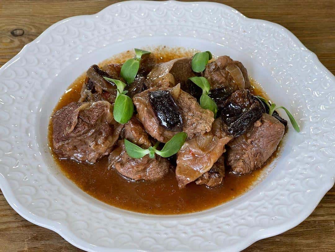 Такої смакоти я ще не їла: показую, як я готує соковите, ніжне і неймовірно смачне м'ясо з чорносливом