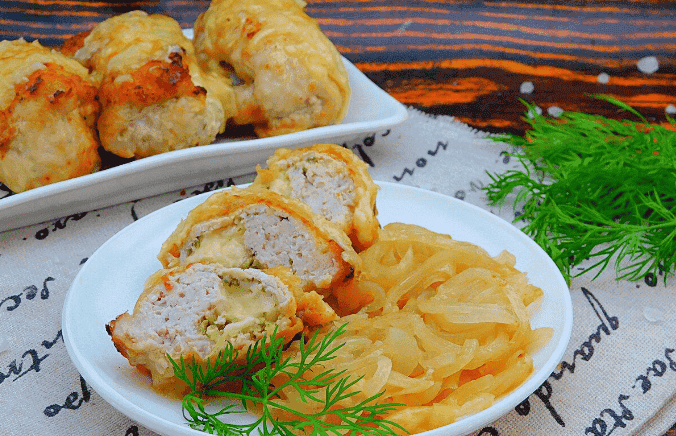 Готую м'ясні рулети на цибульній подушці: відбиваю, начиняю, запікаю, розлітаються "на ура"