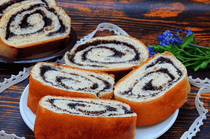 Готую дуже смачний і ароматний "Бабусин рулет з маком": простенький рецепт з дріжджового тіста, який повинен бути у вашому записничку