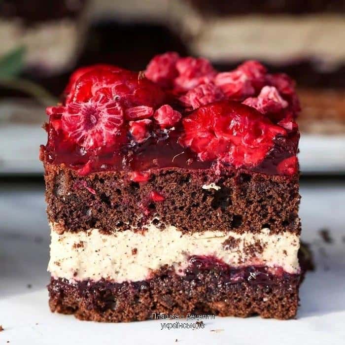 Неймовірний торт "Деліція": шоколадні коржі, кавовий крем та малина в желе - смакота, в яку ви точно закохаєтесь