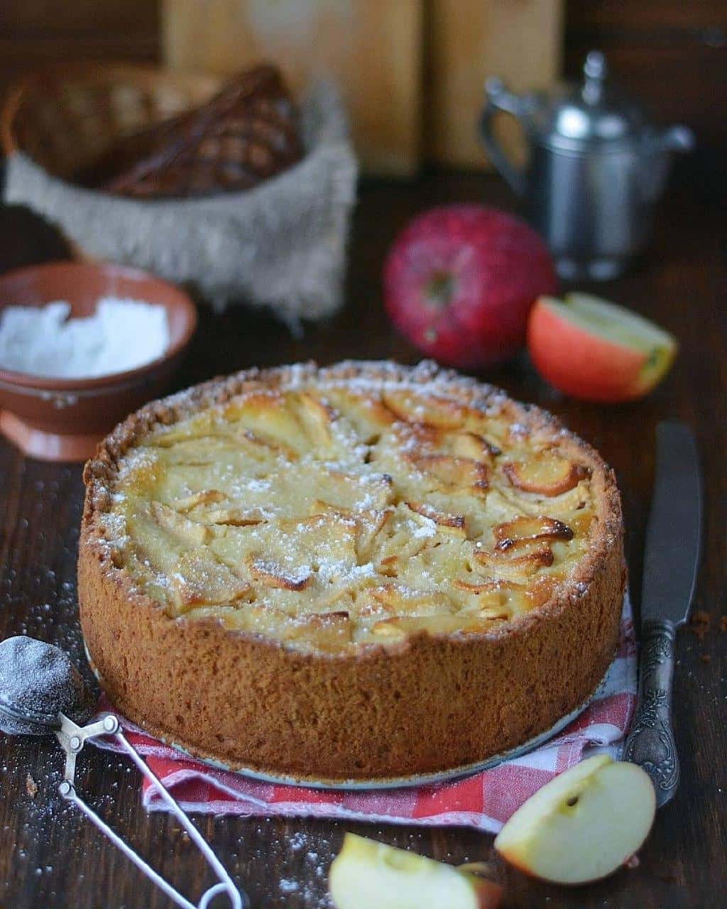 "Цвєтаєвський пиріг" або яблучний пиріг у сметанній заливці: наша улюблена випічка до чаю, рецепт старий і завжди вдалий