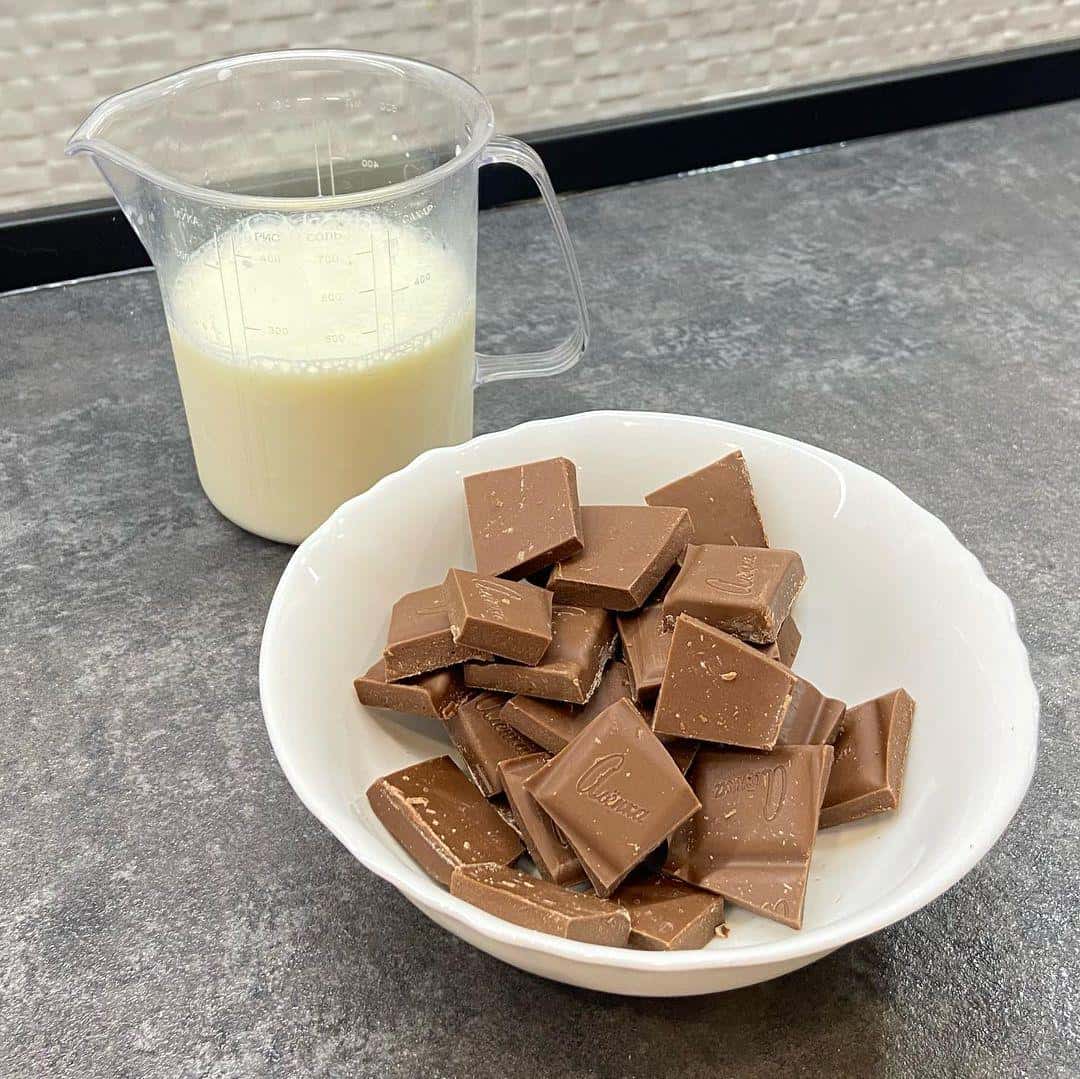 Соковитий та неймовірно смачний ШОКОЛАДНИЙ КЕКС з молочною заливкою: простий, перевірений рецепт, який вийде у кожного