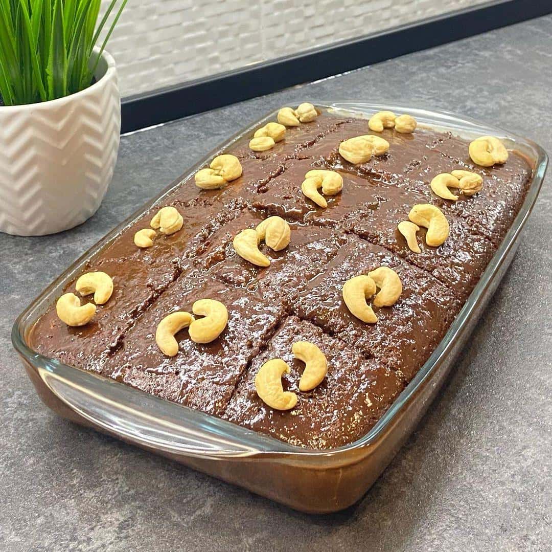 Соковитий та неймовірно смачний ШОКОЛАДНИЙ КЕКС з молочною заливкою: простий, перевірений рецепт, який вийде у кожного