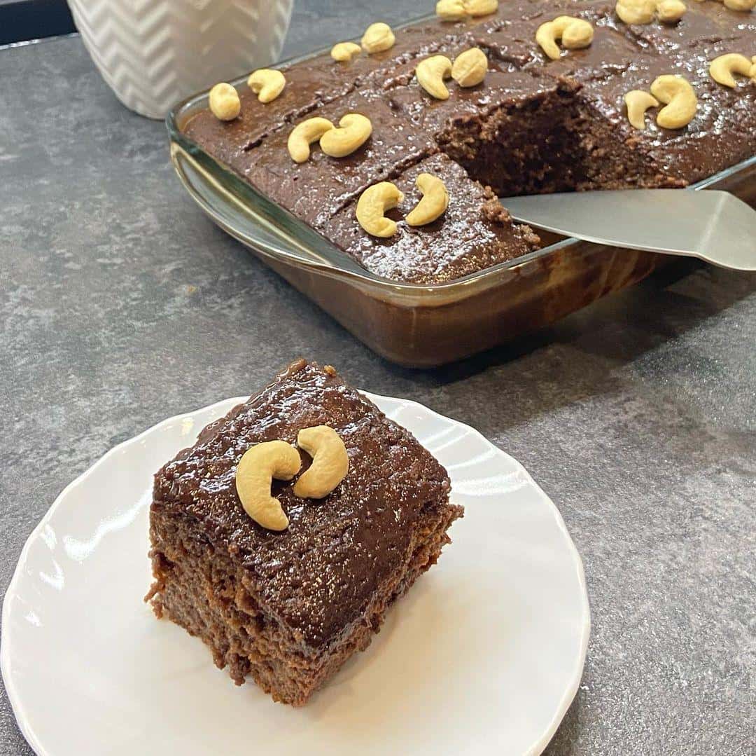 Соковитий та неймовірно смачний ШОКОЛАДНИЙ КЕКС з молочною заливкою: простий, перевірений рецепт, який вийде у кожного