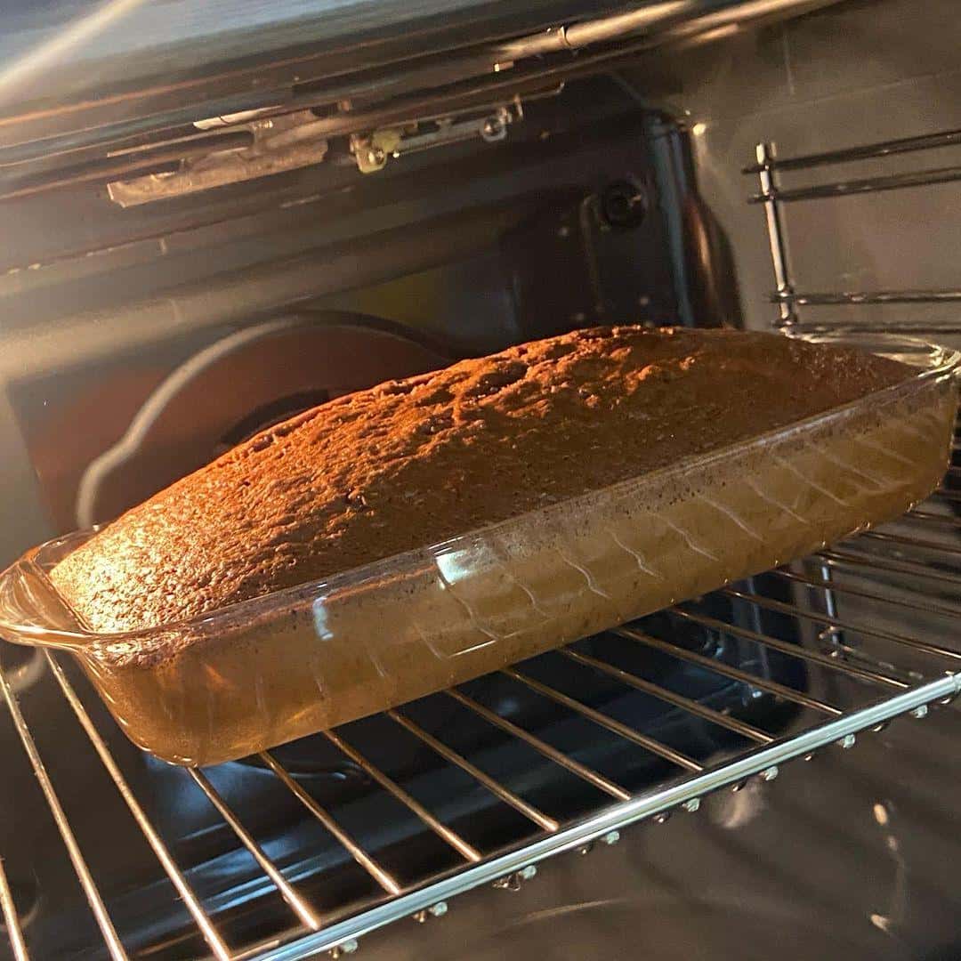 Соковитий та неймовірно смачний ШОКОЛАДНИЙ КЕКС з молочною заливкою: простий, перевірений рецепт, який вийде у кожного