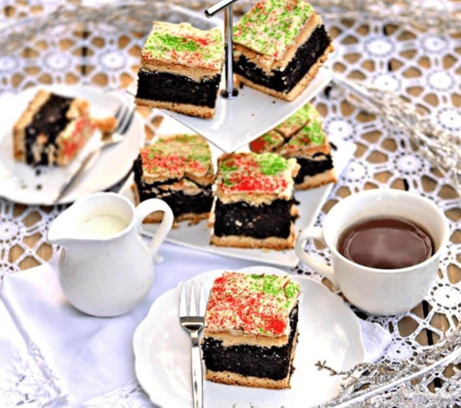 Дуже смачний маково-яблучний пиріг: хрустка основа з пісочного тіста та ароматна, соковита начинка, для мене це ідеальна випічка до чаю