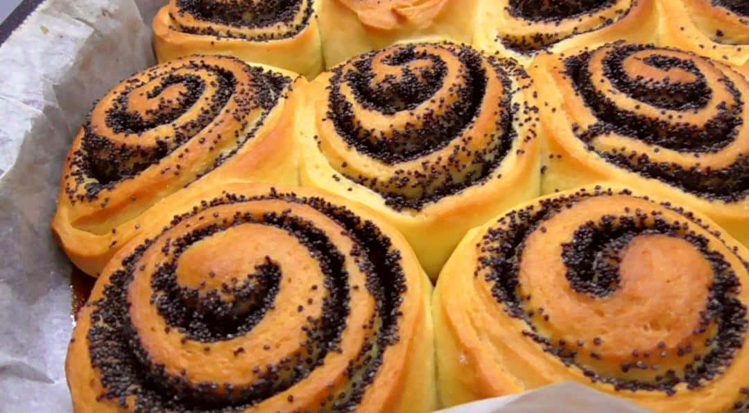 М'якесенькі, як пух булочки-равлики з маком: простенький рецепт, а аромат стоїть на весь будинок, коли вони печуться