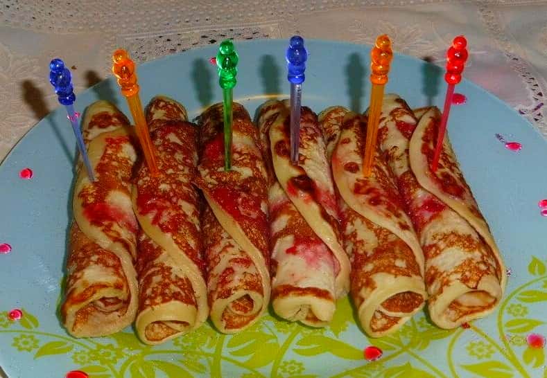 Такі яблучні млинці смачні з чим завгодно: готую смачний сніданок, яблука додаю прямо в тісто