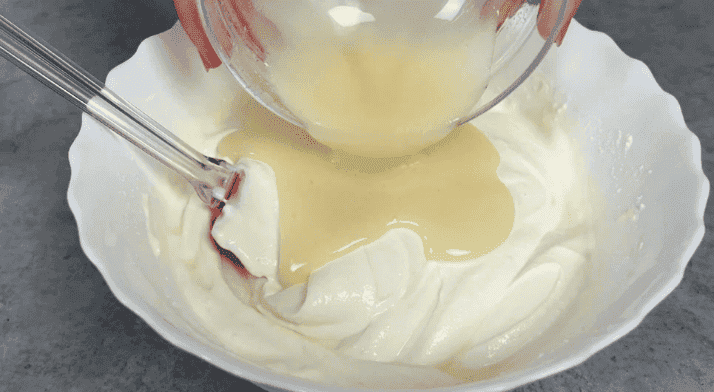 Без цукру, борошна та випічки: сирний десерт за 5 хвилин і лише з 4 інгредієнтів, так просто, а так ніжно і смачно