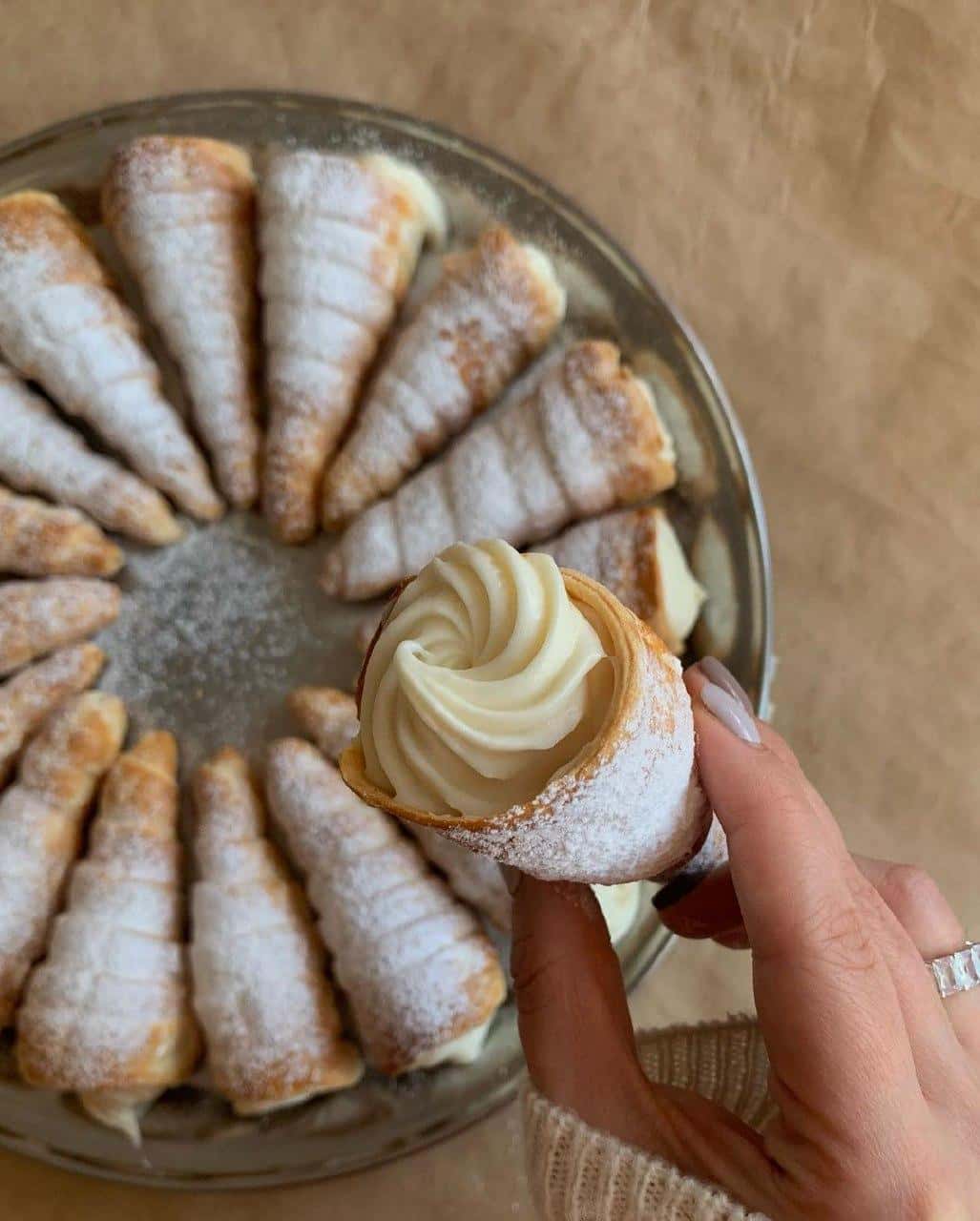 Трубочки із заварним кремом з готового листкового тіста: неймовірний смак дитинства, який знають всі
