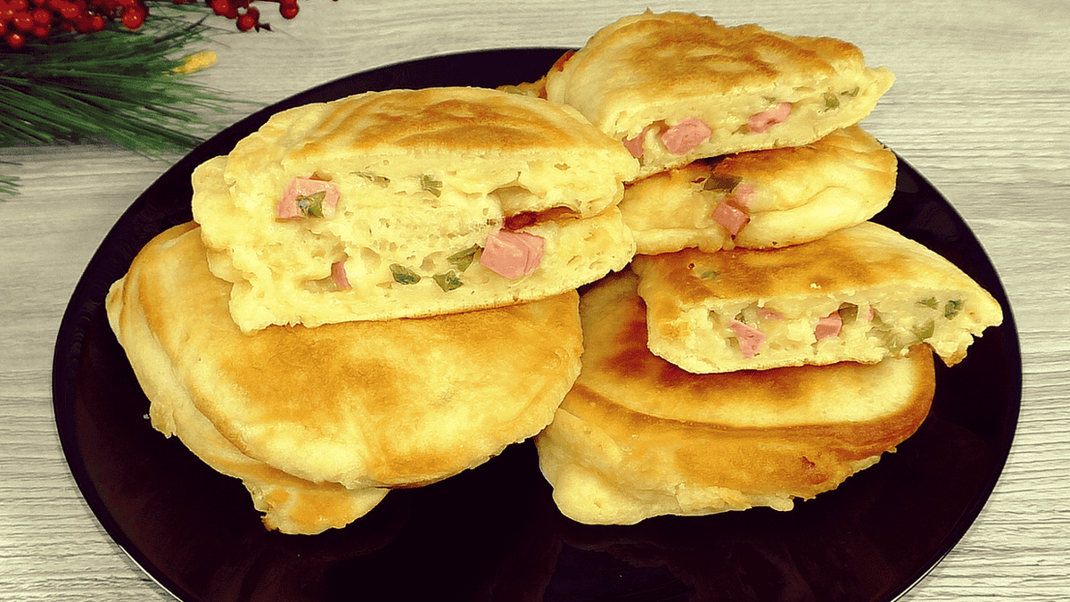 Я просто викладаю на звичайні оладки будь-яку начинку, що є в холодильнику і закриваю тістом: смачно дуже і завжди новий смак