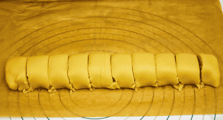 Розсипчасте печиво з горіховою начинкою: неймовірно смачно, а готувати таке домашнє печиво з горіхами дуже просто і швидко