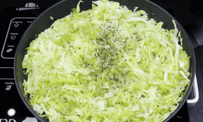 Готую пишні, м'які, як пух смажені пиріжки з капустою - цей пісний рецепт використовую завжди, бо дуже смачні вони виходять