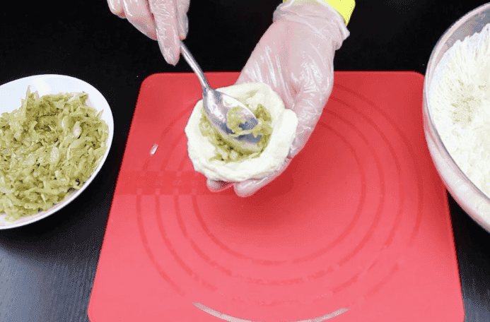 Готую пишні, м'які, як пух смажені пиріжки з капустою - цей пісний рецепт використовую завжди, бо дуже смачні вони виходять