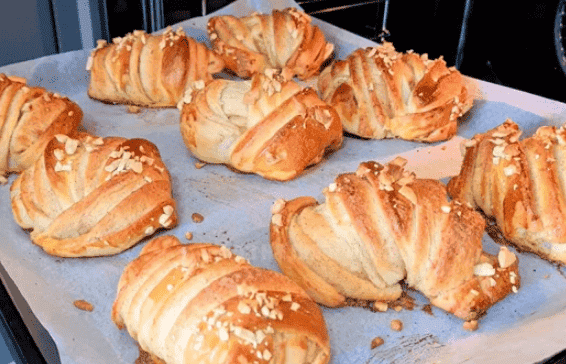 М'які листкові "Шведські булочки" з корицею та цукром: завжди печу такі булочки на Великдень, ділюсь секретами приготування