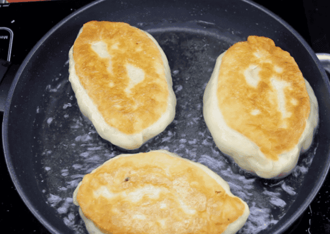 Готую пишні, м'які, як пух смажені пиріжки з капустою - цей пісний рецепт використовую завжди, бо дуже смачні вони виходять