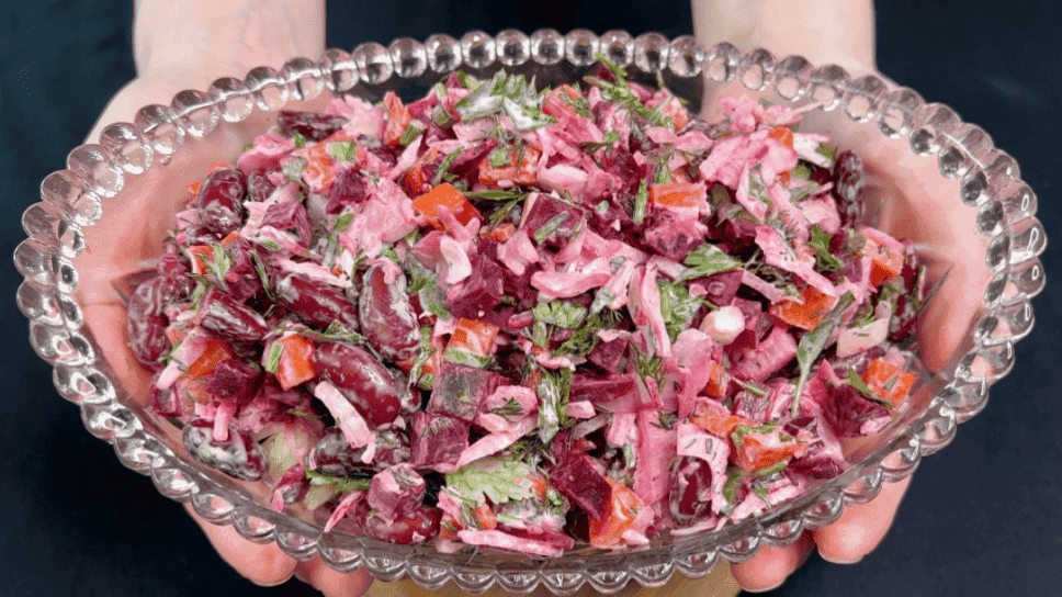 Дуже смачний салат з квасолею без м'яса та сиру! Поєднання продуктів просто нереальне, салат не тільки смачний, але й корисний!