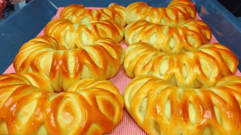 Готую простенькі здобні булочки з будь-якою начинкою: виходять м'якенькі, пишні і дуже смачні, до чаю саме те, що треба