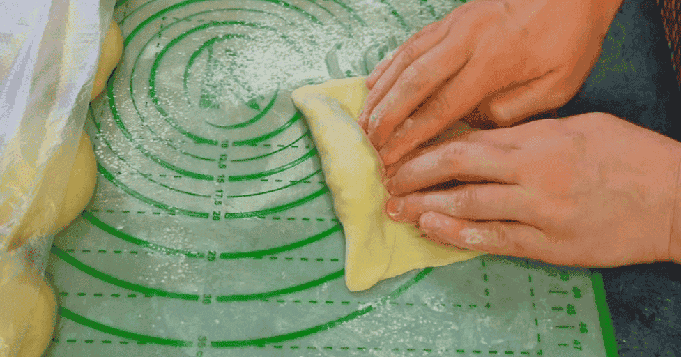 Готую простенькі здобні булочки з будь-якою начинкою: виходять м'якенькі, пишні і дуже смачні, до чаю саме те, що треба