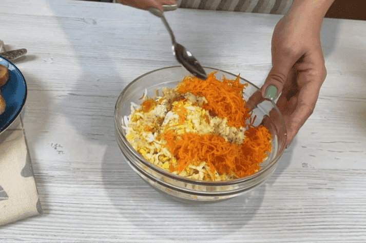 Такі гріночки в нас зникають зі столу на "ура" - готую намазку на хліб "Єврейську" лише за кілька хвилин часу (смачно, просто і бюджетно)