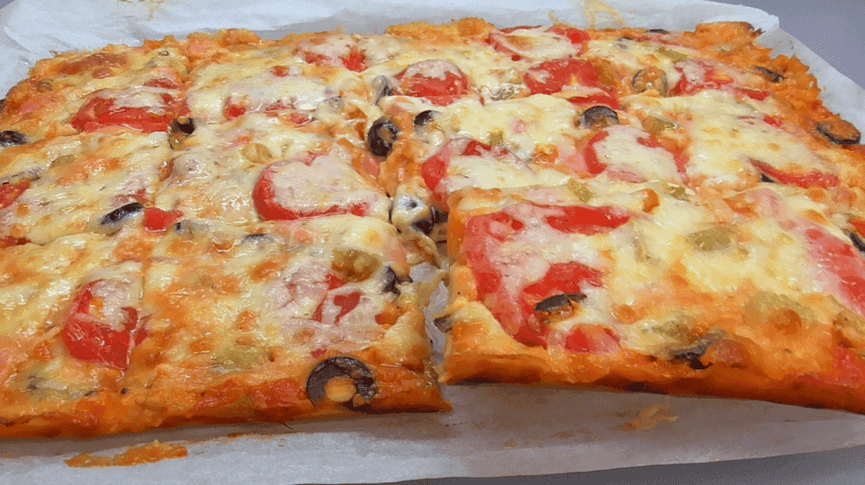 Приготування піци стане набагато простіше, якщо робити її на швидкому заливному тісті: на "раз-два" і готово (з того, що знайдеться в холодильнику)