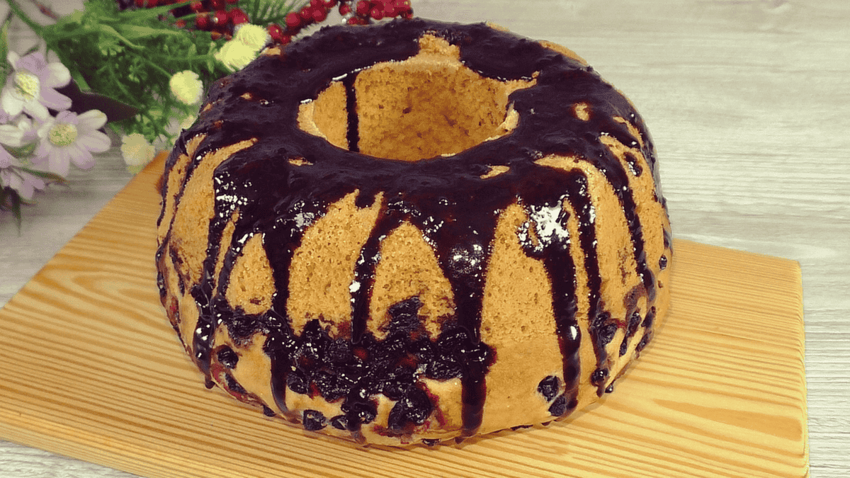 Готую смачний пишний кекс на сметані з будь-якими ягодами: кожен день новий смак, проста випічка до чаю