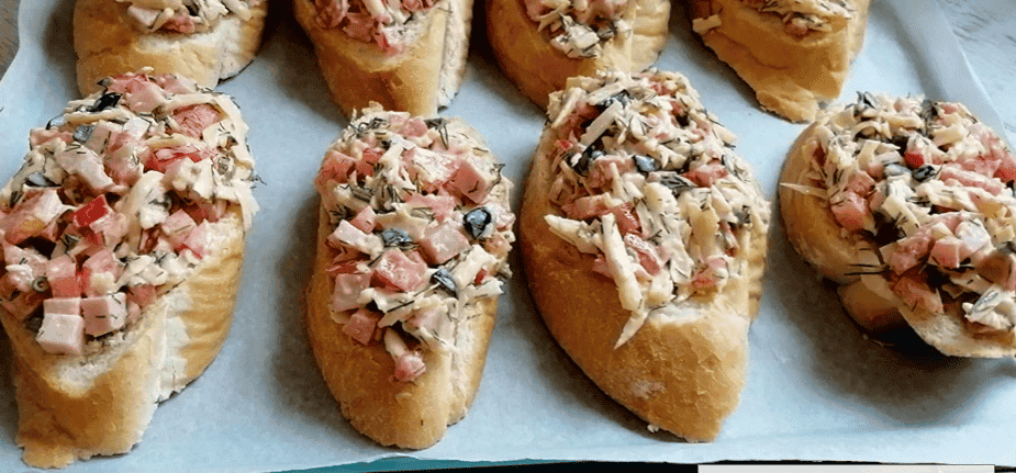 Показую, як я готую швидкі гарячі бутерброди з хрусткою скоринкою та соковитою начинкою: на смак як піца, тільки готувати простіше та швидше