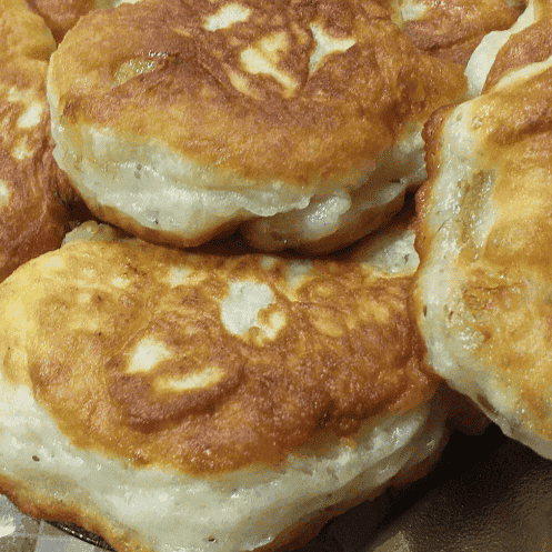 Показую, як готує дріжджові оладки з начинкою моя бабуся – ділюся перевіреним роками, вдалим і смачним рецептом, пишні і ніжні, як пух