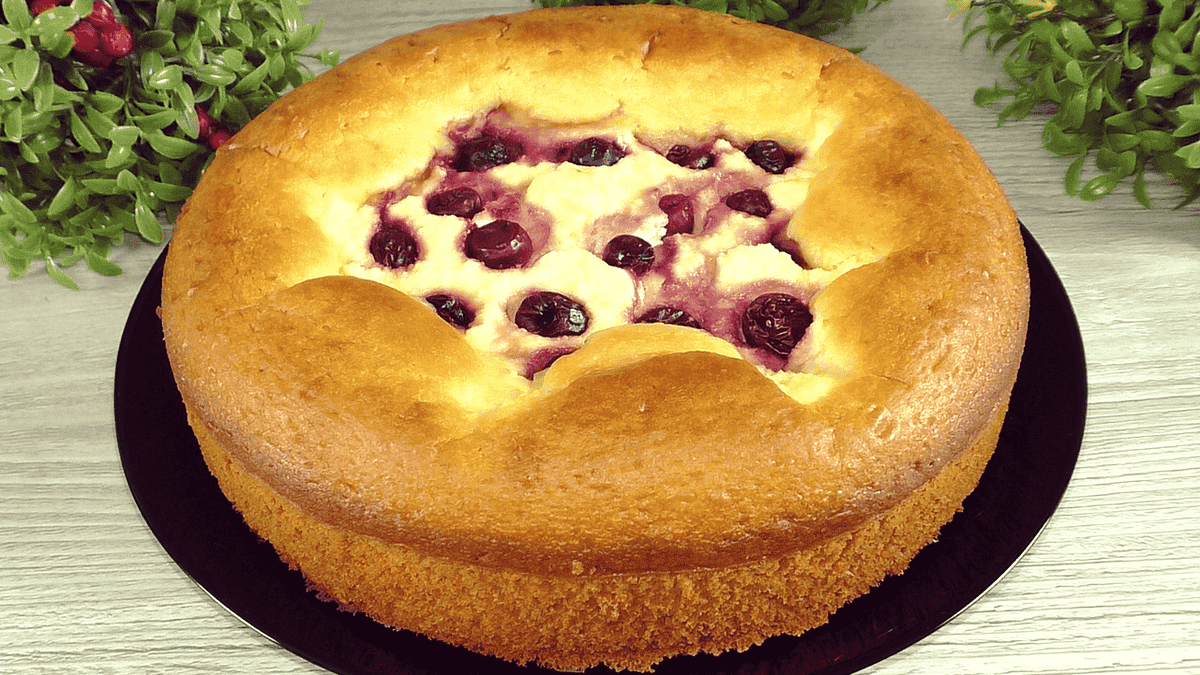 Сирний пиріг з ягодами "Лінива ватрушка": багато ніжної начинки і зовсім мало тіста, простий рецепт з доступних продуктів