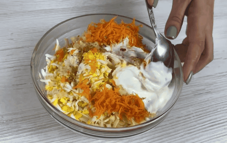 Такі гріночки в нас зникають зі столу на "ура" - готую намазку на хліб "Єврейську" лише за кілька хвилин часу (смачно, просто і бюджетно)