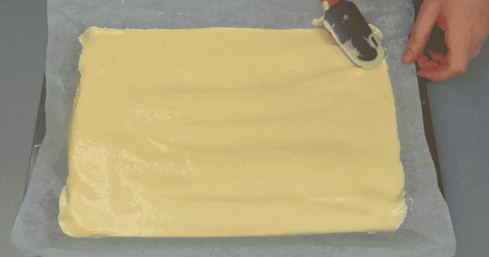 Приготування піци стане набагато простіше, якщо робити її на швидкому заливному тісті: на "раз-два" і готово (з того, що знайдеться в холодильнику)