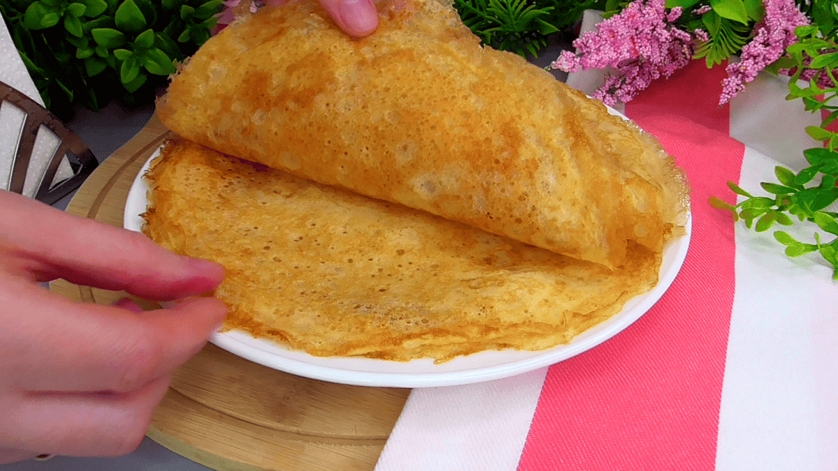 Млинці тонкі, як серветки, без грама борошна, і не рвуться - можна загортати в них будь-які начинки