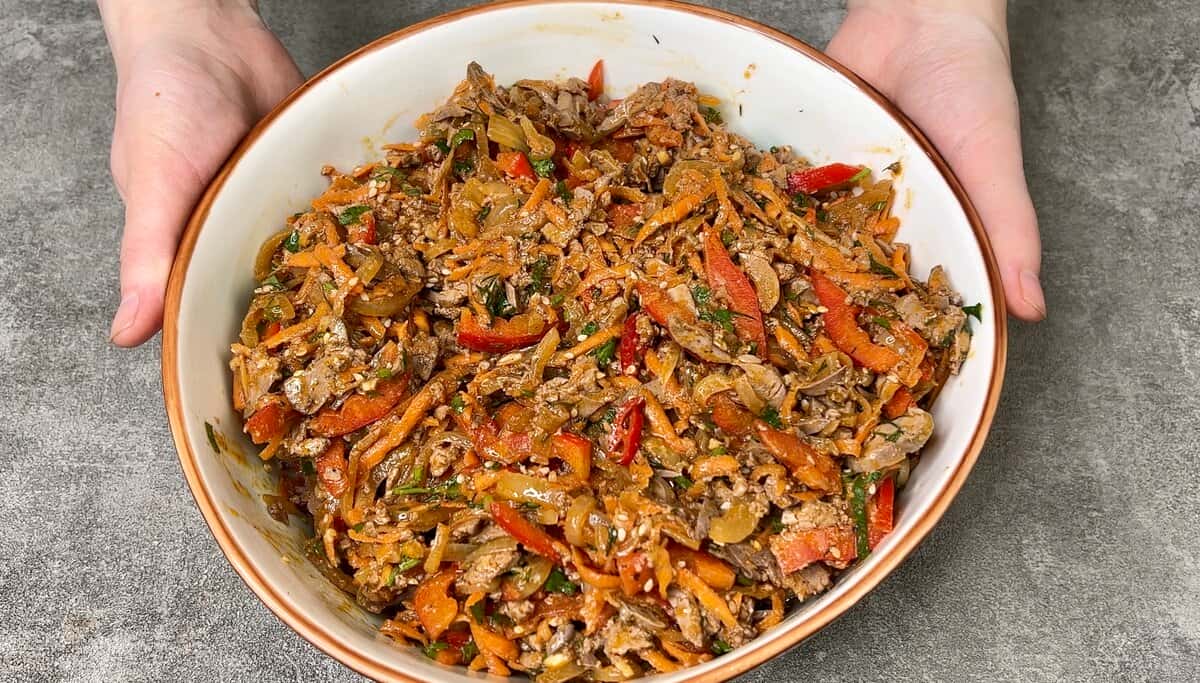 Показую, як я готую і подаю курячу печінку "по-корейськи": це і салат, і закуска, і начинка для тарталеток (просто і дуже-дуже смачно)