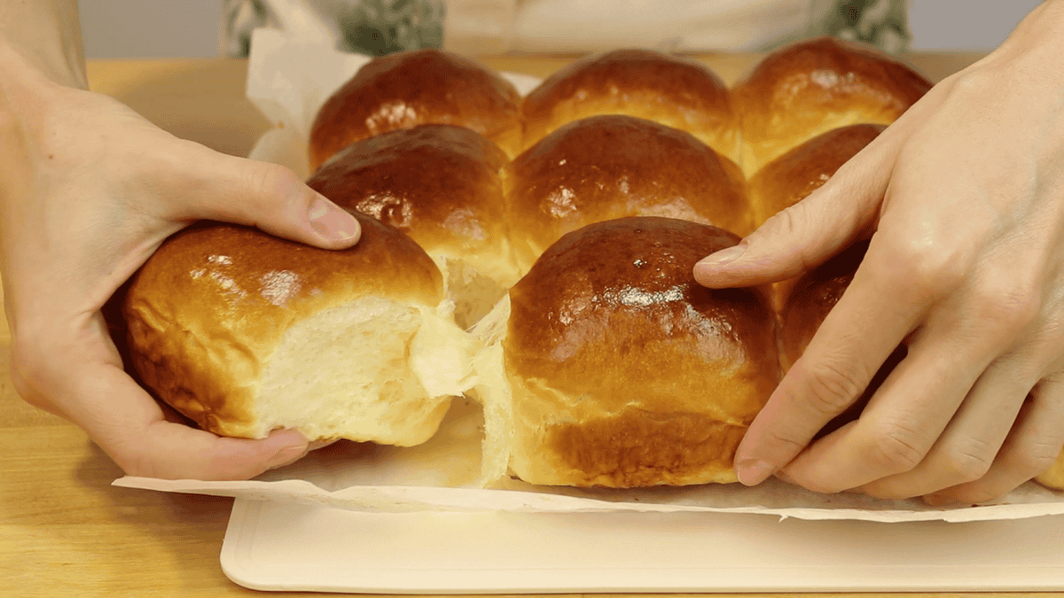 Готуємо здобні пишні домашні булочки: аромат і смак, як в дитинстві (такі булочки можна пекти і з начинкою і без)
