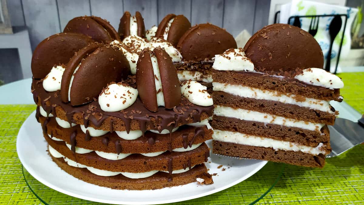 Шоколадний торт "Вупі пай" в домашніх умовах: смачний сметанний крем зі смаком морозива і ніжні коржі в дуеті мають нереальний смак