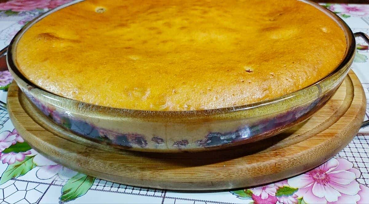 Простенький, бюджетний, але в той же час цікавий ЗАЛИВНИЙ ПИРІГ з варенням: швидка і смачна випічка для домашнього чаювання