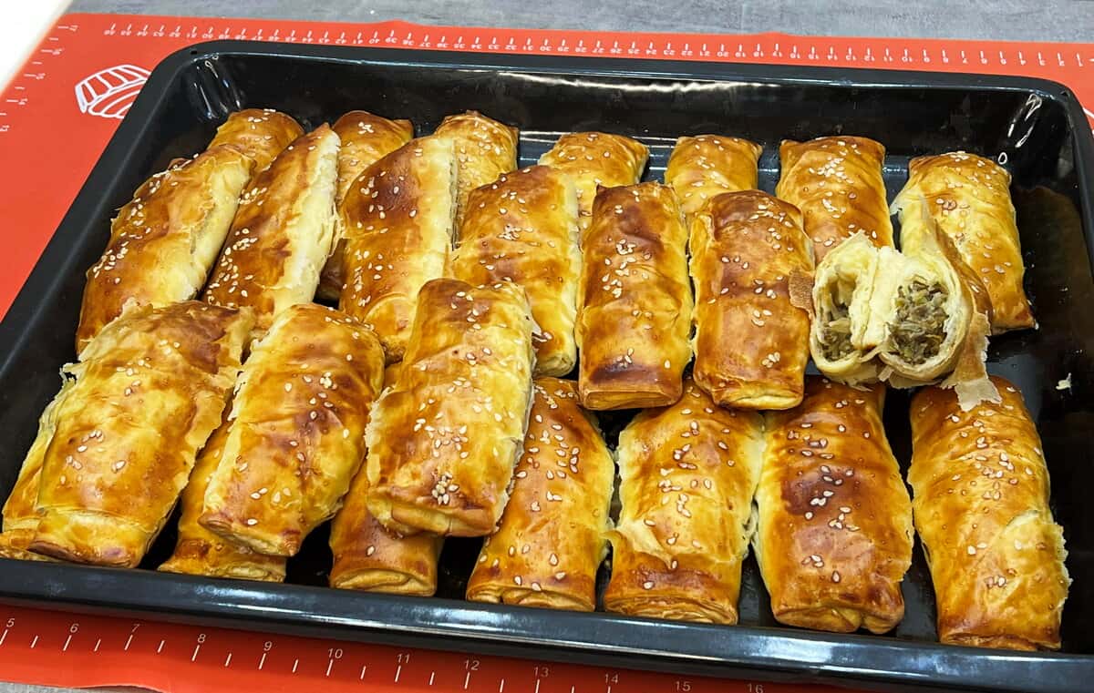 300 г м'яса і ціла гора смакоти на столі: часто готую замість пиріжків, з того, що є під рукою