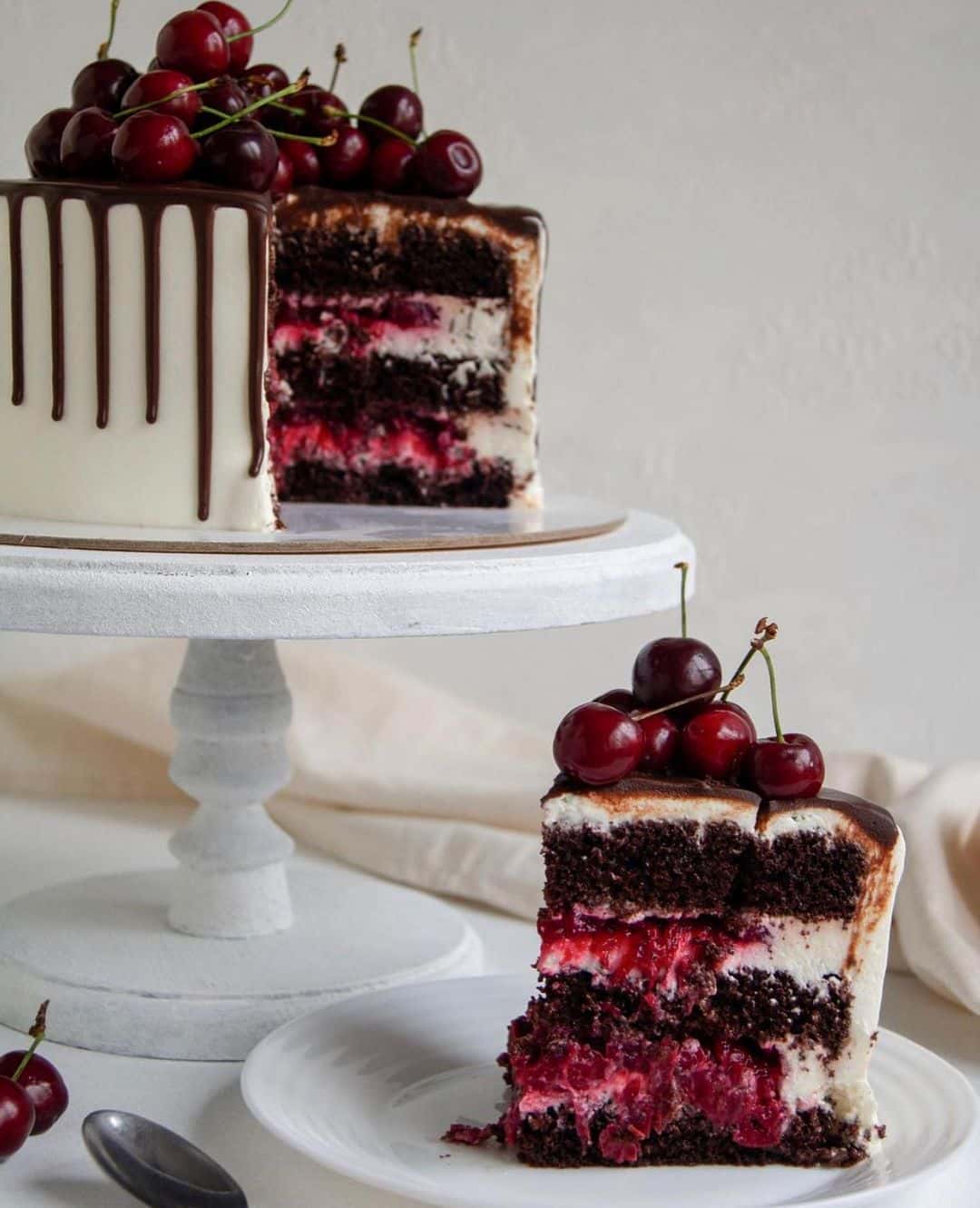 Торт «Вишня в шоколаді» з ніжним сирним кремом і вишневим конфі: шикарний рецепт смачного і соковитого торта до будь-якого столу