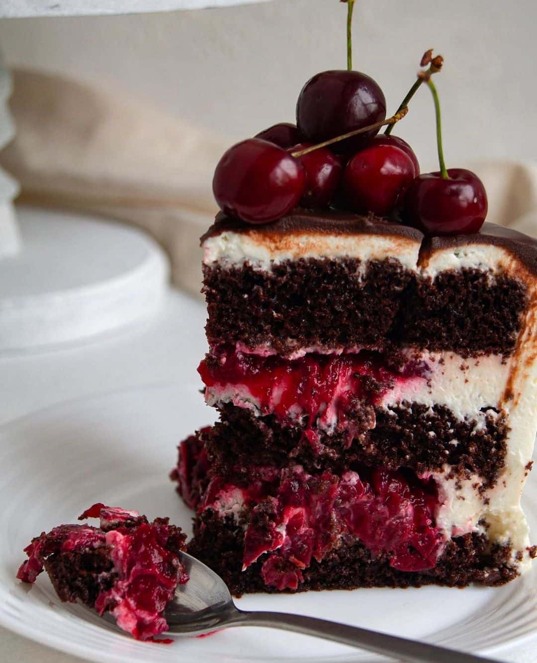 Торт «Вишня в шоколаді» з ніжним сирним кремом і вишневим конфі: шикарний рецепт смачного і соковитого торта до будь-якого столу