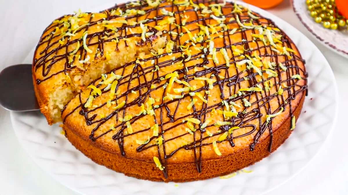 Неймовірно смачний і арооматний цитрусовий пиріг "Апельсиновий" - це десерт з шматочками лимона, просто, швидко і смачно