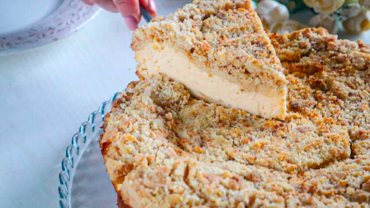 Справжнє блаженство! Сирно-лимонний насипний пиріг - це дуже простий, але неймовірно смачний десерт (без замісу тіста)