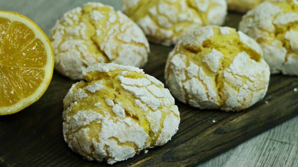 Розсипчасте лимонне печиво з тріщинками: таке ніжне, що просто тане в роті, а готується просто і легко