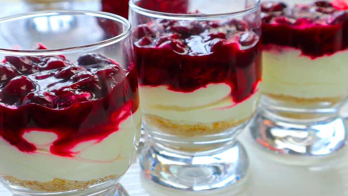 Шикарний, ну дуже простий і швидкий сирний десерт із замороженої вишні: готуємо чізкейк в склянці, всі просять добавку