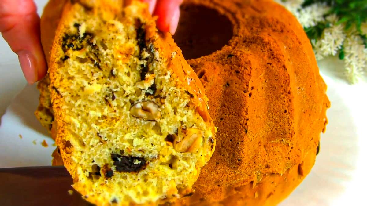 Пишний, ніжний та неймовірно смачний кекс без дріжджів за мотивами італійської паски: печу цю смакоту з шоколадом і горіхами на швидку руку не лише на свято