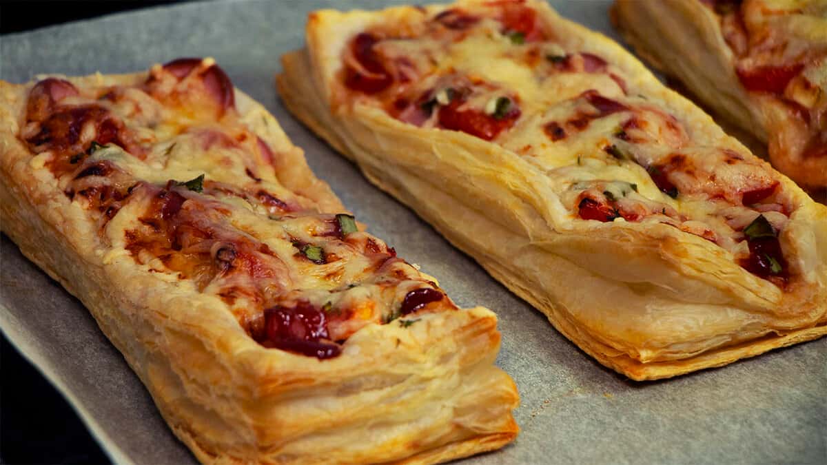 Найпростіші і дуже смачні "Слойки з сосисками": приготувавши раз, ви будете готувати їх часто, швидка випічка з листкового тіста