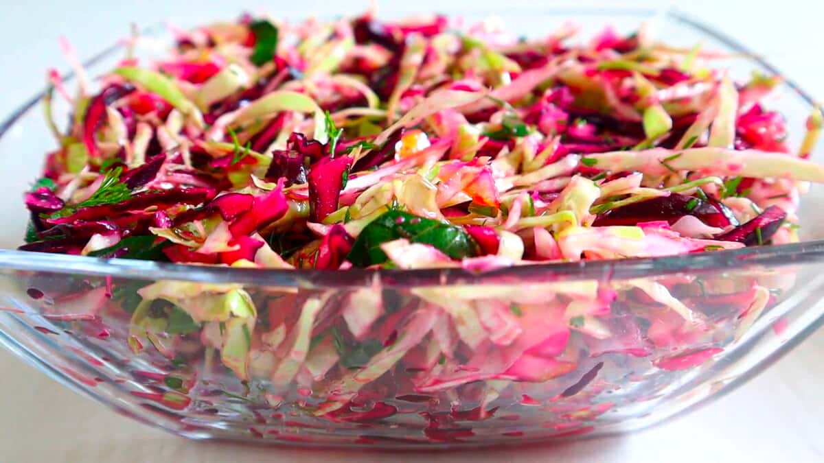 Салат "Для схуднення" з капусти: всього з 4 основних інгредієнта - дуже легкий і смачний салат на кожен день