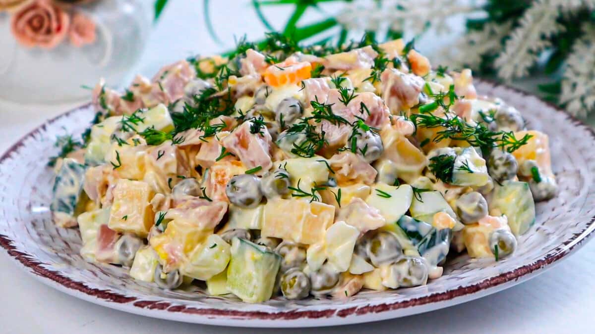 Готую салат "Турне" - ну дуже смачний, ніжний, і готується буквально за 10 хвилин! Схожий на олів'є, але як на мене смачніший