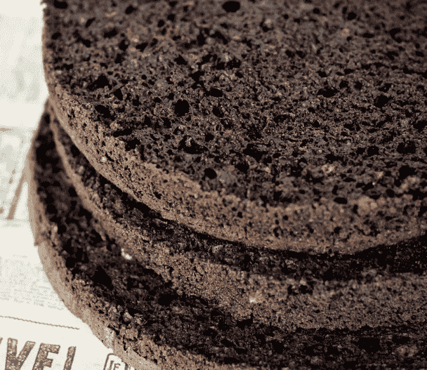 Торт Чорний оксамит з чорносливом: дуже простий і швидкий рецепт смачного бісквітного торта